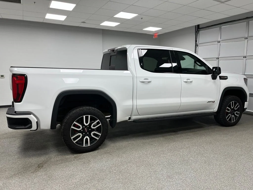 Used 2022 White GMC AT4 image 10