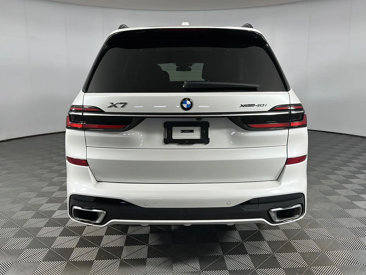 Used 2024 Mineral White Metallic BMW xDrive40i image 25