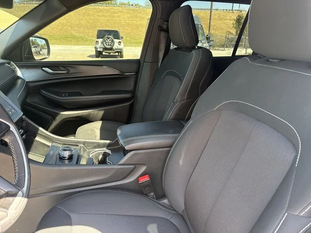 Used 2025 Silver Jeep Laredo X image 5