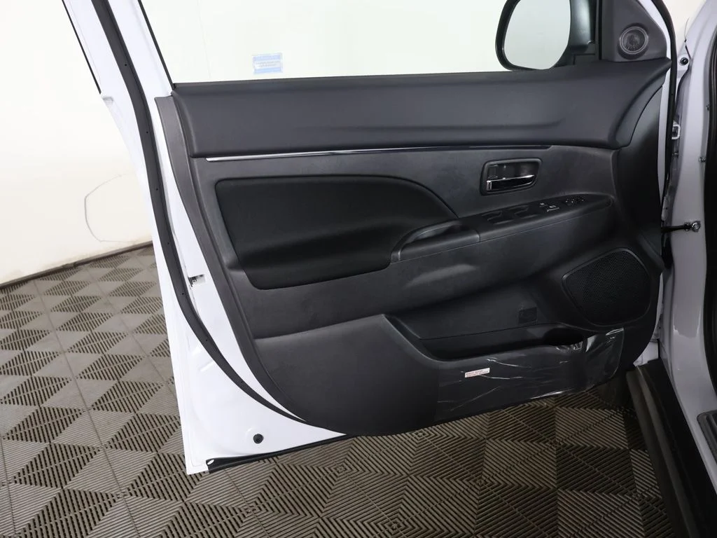New 2027 White Mitsubishi 2.0 ES AWC image 19