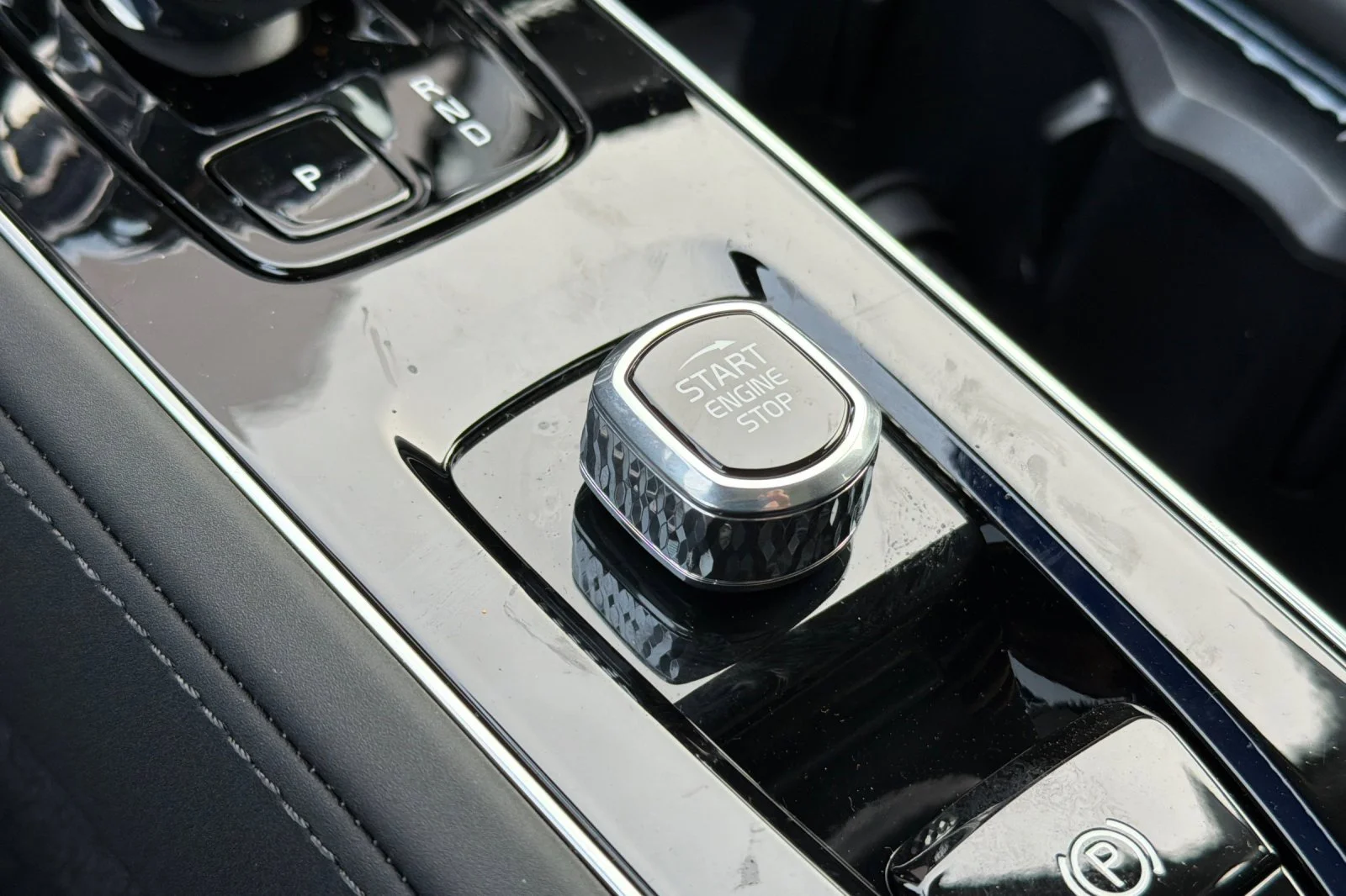 New 2026 VAPOUR GRAY Volvo Plus image 19