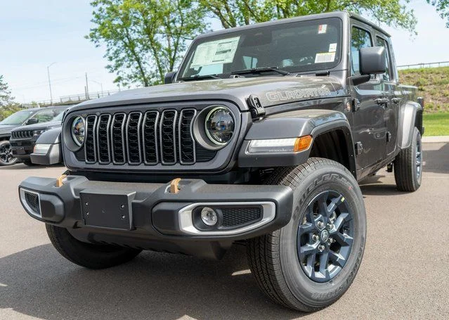 2026 Jeep Gladiator 85th Anniversary Edition Auto's photo