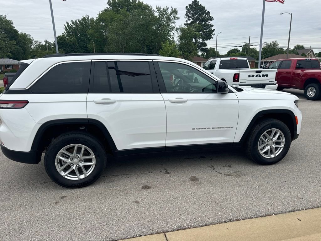 New 2026 Bright White Clear-Coat Exterior Paint Jeep Laredo X image 6