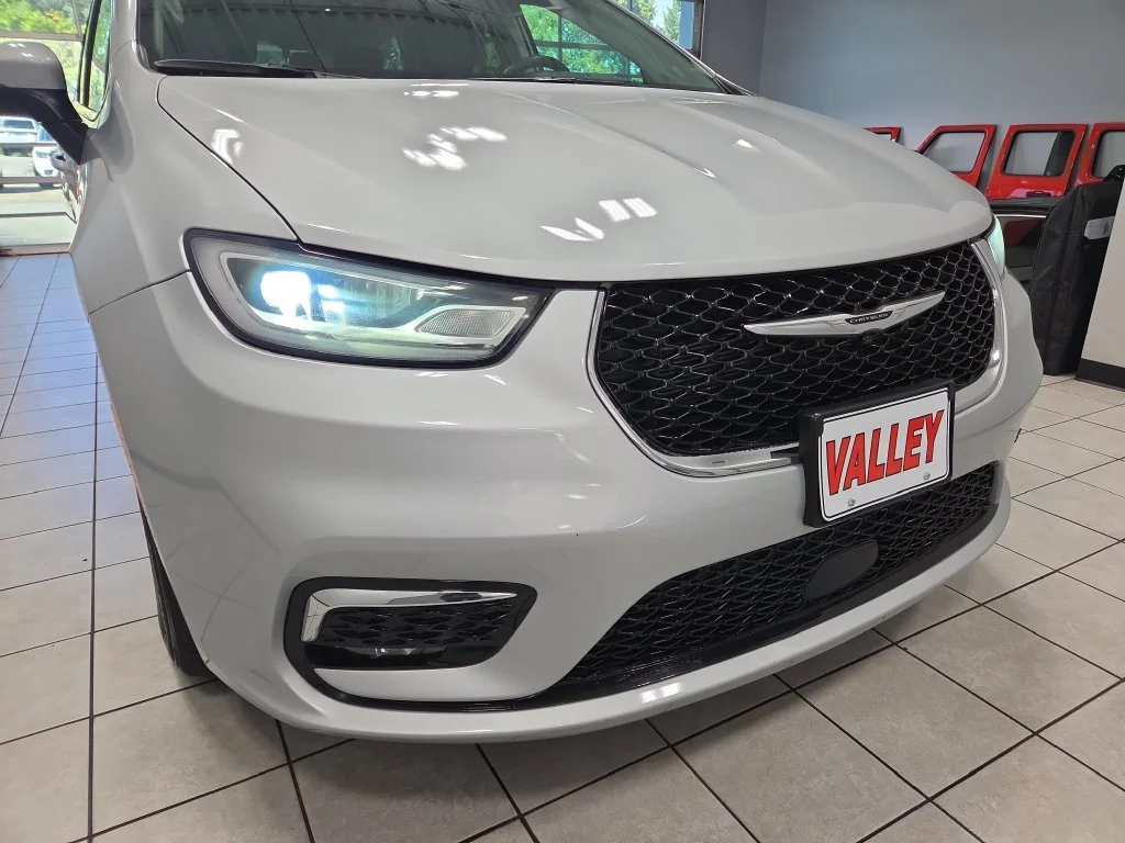 Used 2023 Silver Chrysler Touring L image 20