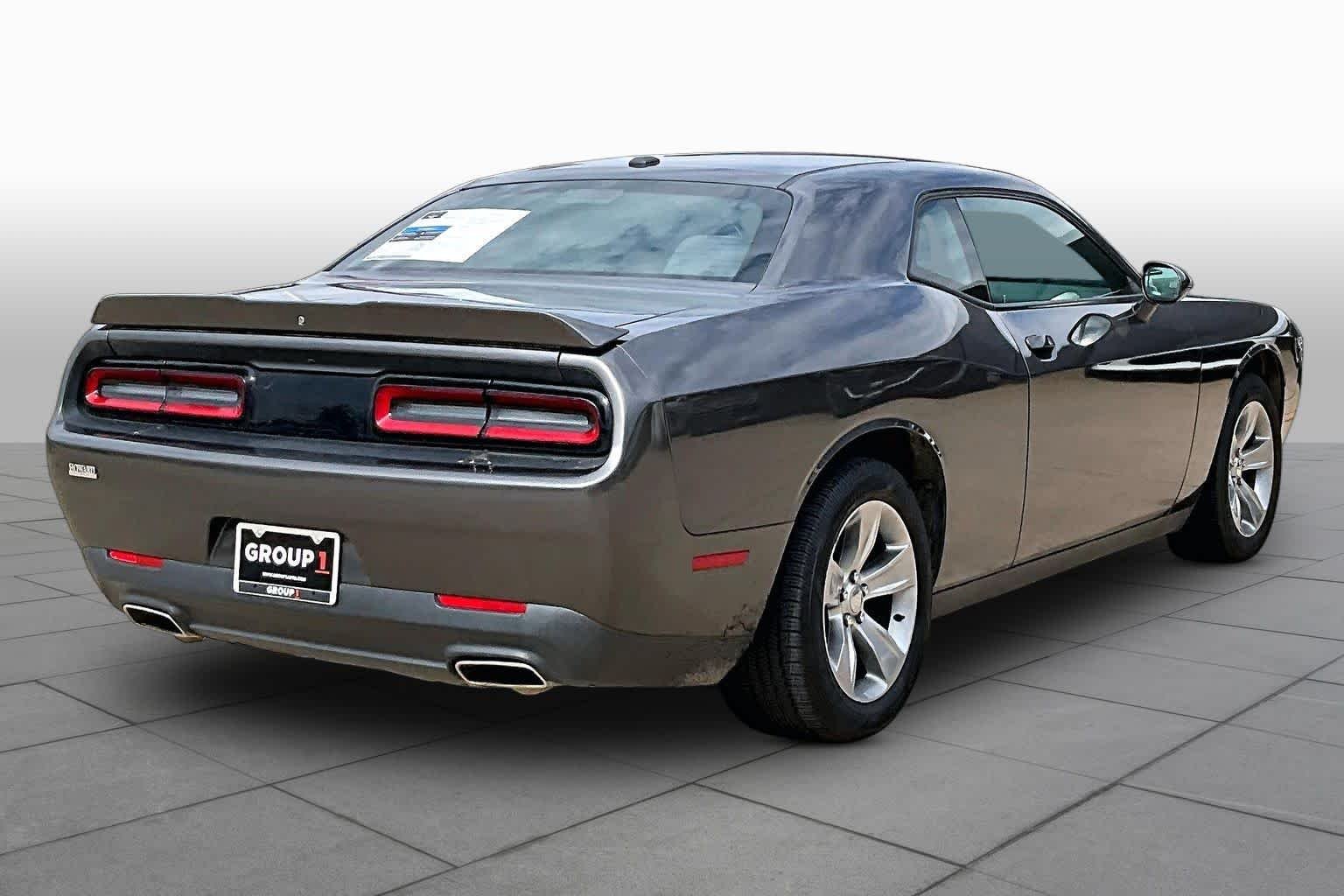 Used 2019 Granite Pearlcoat Dodge SXT image 3