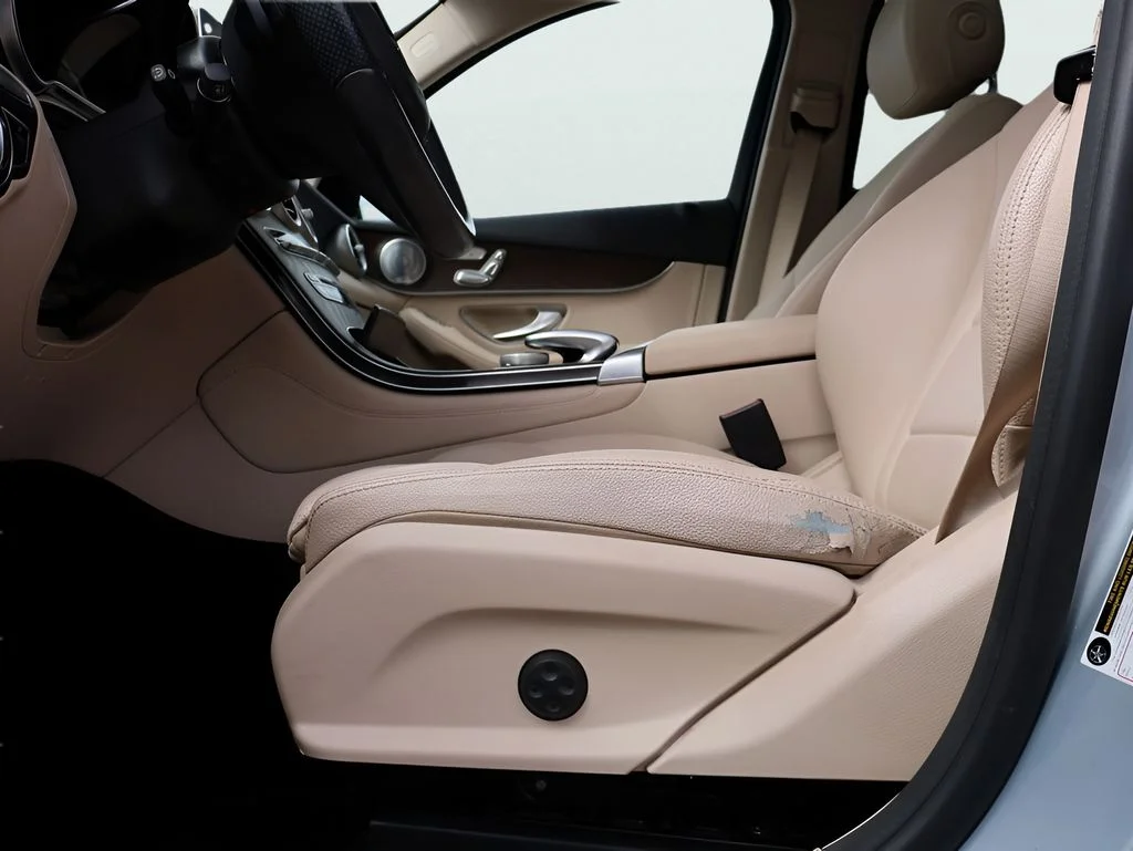 Used 2018 Diamond Silver Metallic Mercedes-Benz GLC 300 image 37