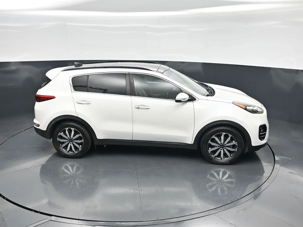 Used 2018 White Kia EX image 54