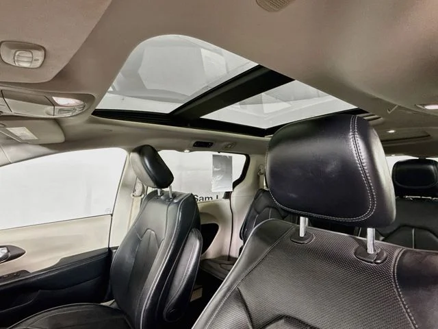 Used 2017 Red Chrysler Limited image 21