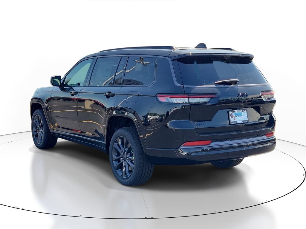New 2026 Diamond Black Crystal Pearl-Coat Exterior Paint Jeep Limited image 3