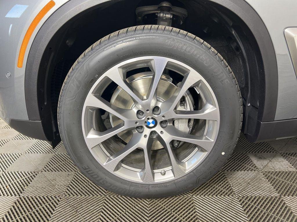 New 2026 Skyscraper Grey Metallic BMW xDrive40i image 6
