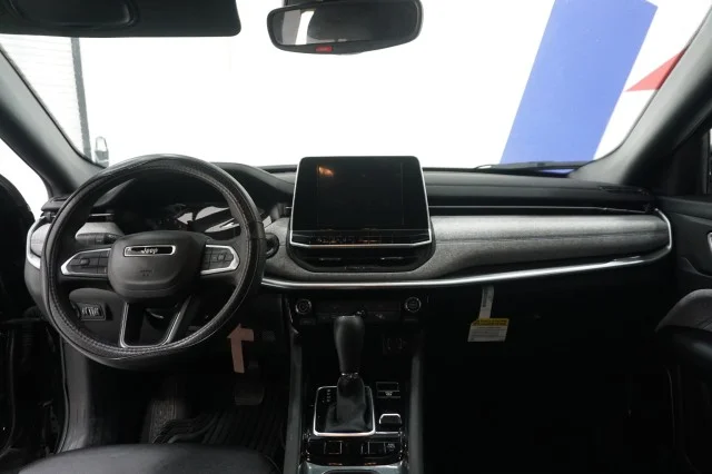 Used 2025 Diamond Black Crystal Pearlcoat Jeep Latitude image 24