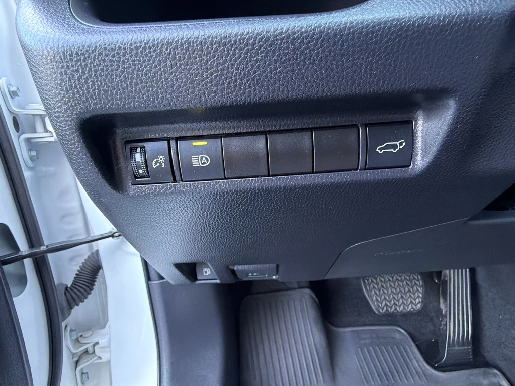 Used 2022 White Toyota XLE image 40