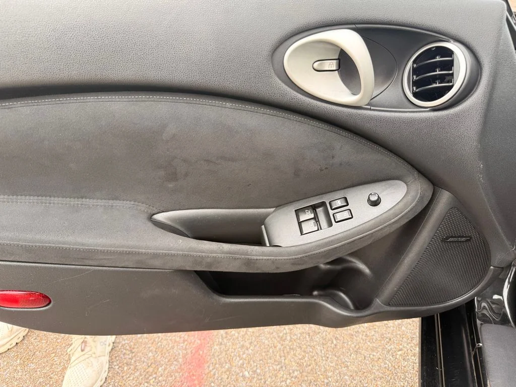 Used 2011 Magnetic Black Metallic Nissan Touring image 19