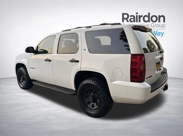 Used 2009 Summit White Chevrolet Commercial image 5