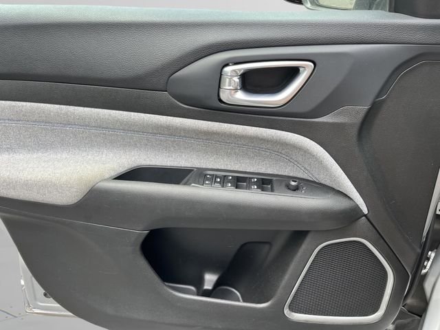 Used 2024 Silver Zynith Metallic Clearcoat Jeep Latitude image 27