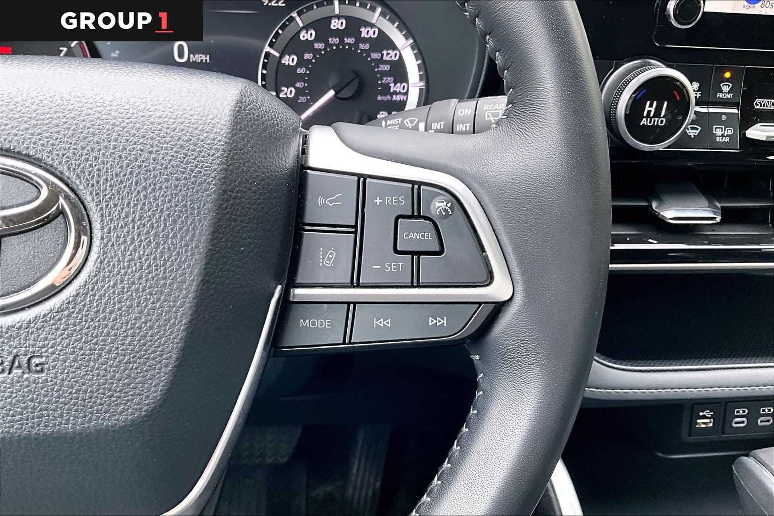 2025 Toyota Highlander LE - Photo 25