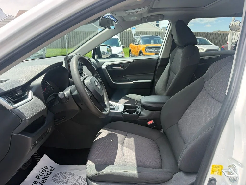 Used 2019 White Toyota XLE image 22