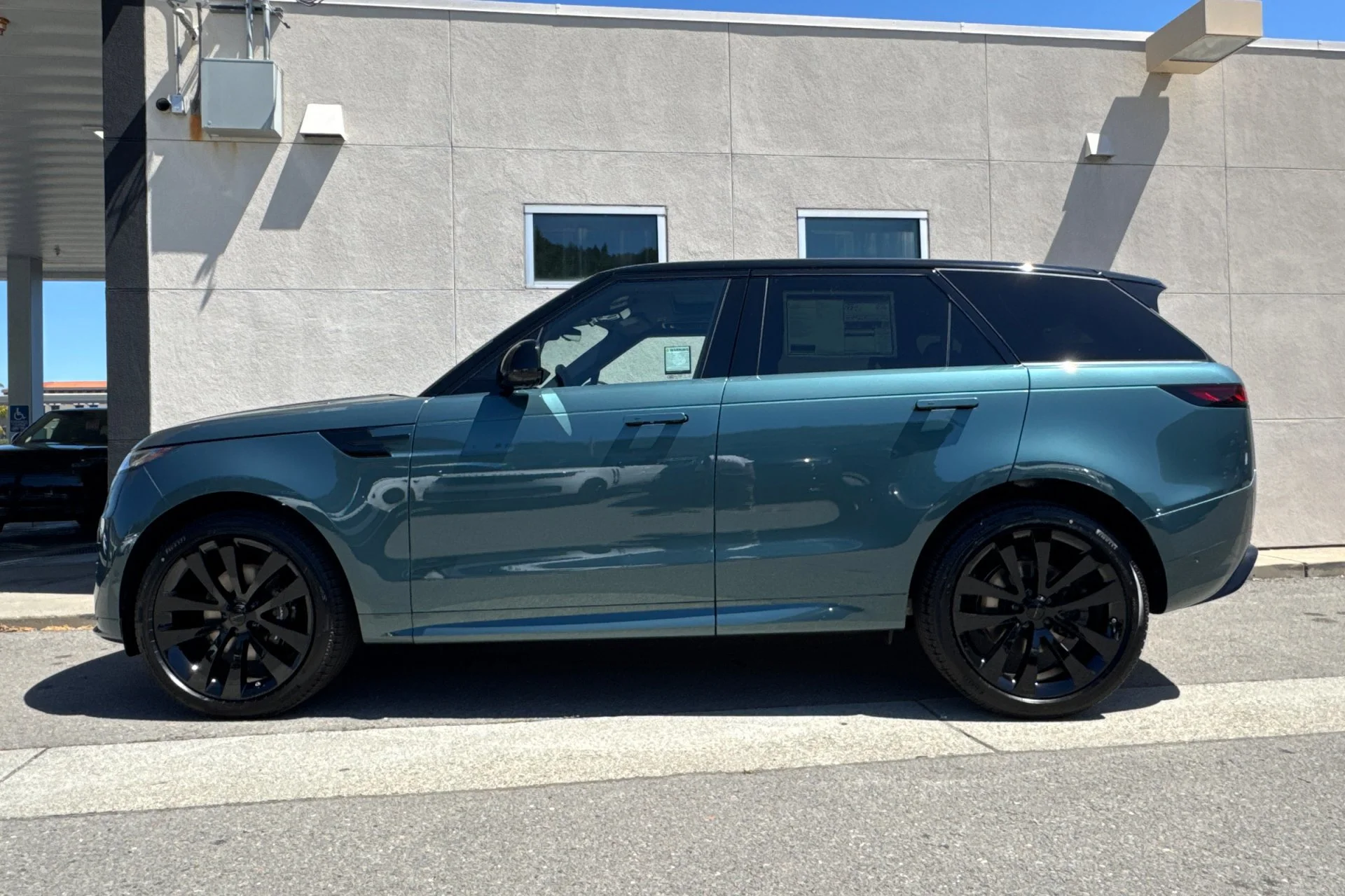 New 2026 Giola Green Land Rover Dynamic SE image 5