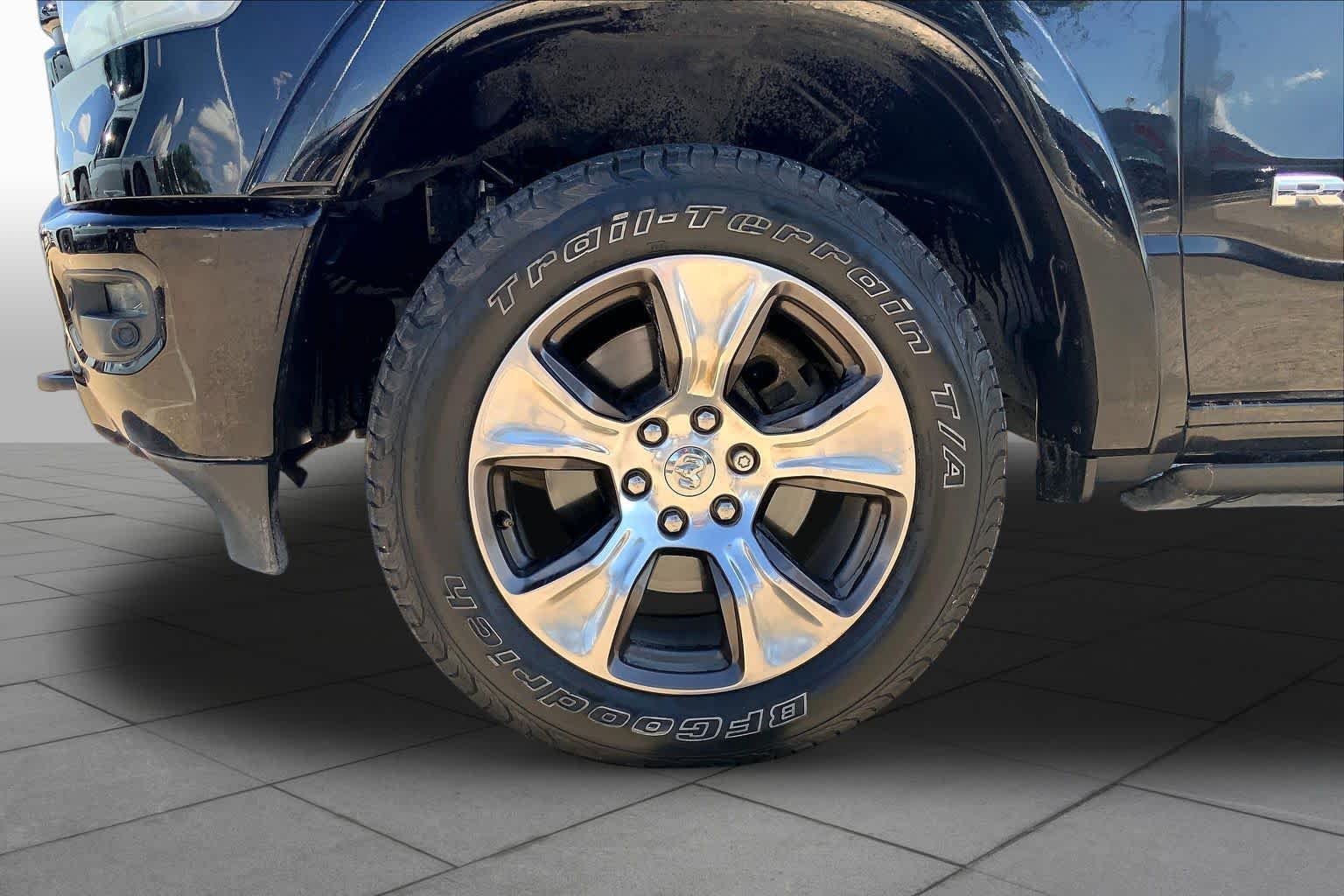 Used 2019 Diamond Black Crystal Pearlcoat Ram Laramie image 11