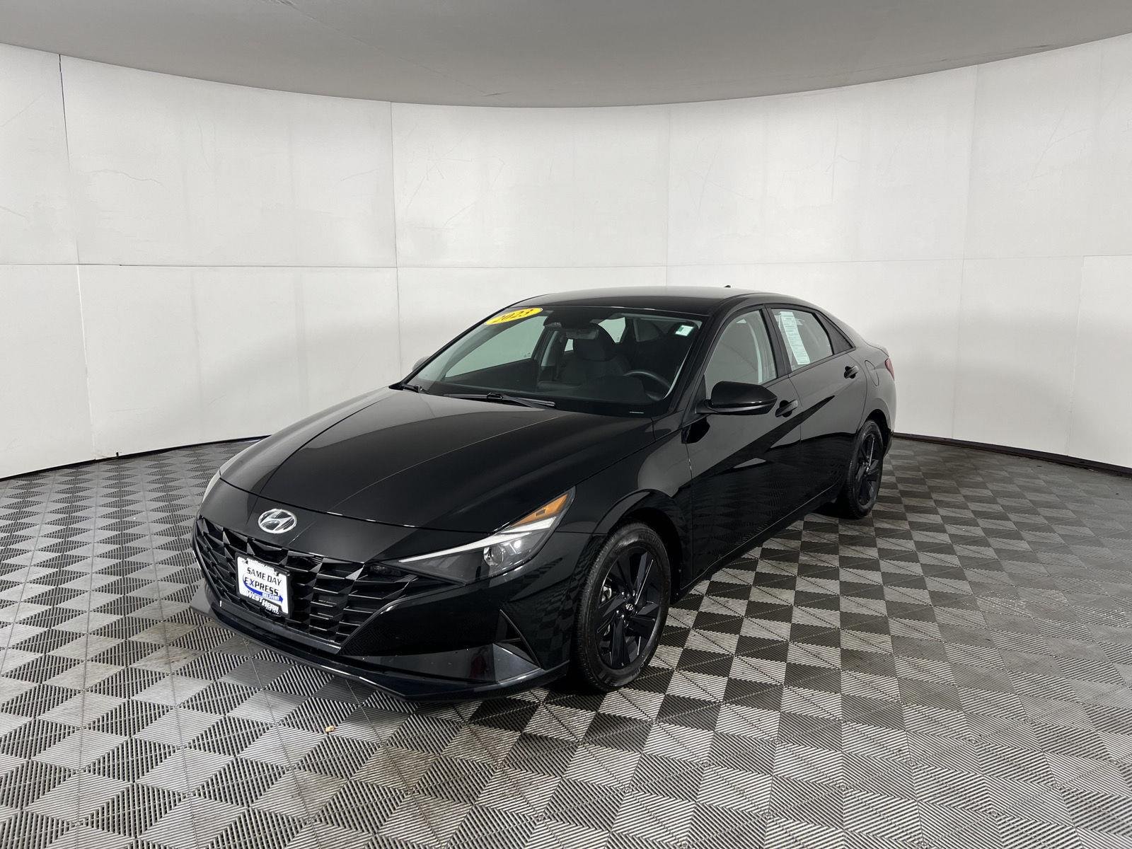 Used 2023 Phantom Black Hyundai SEL image 4
