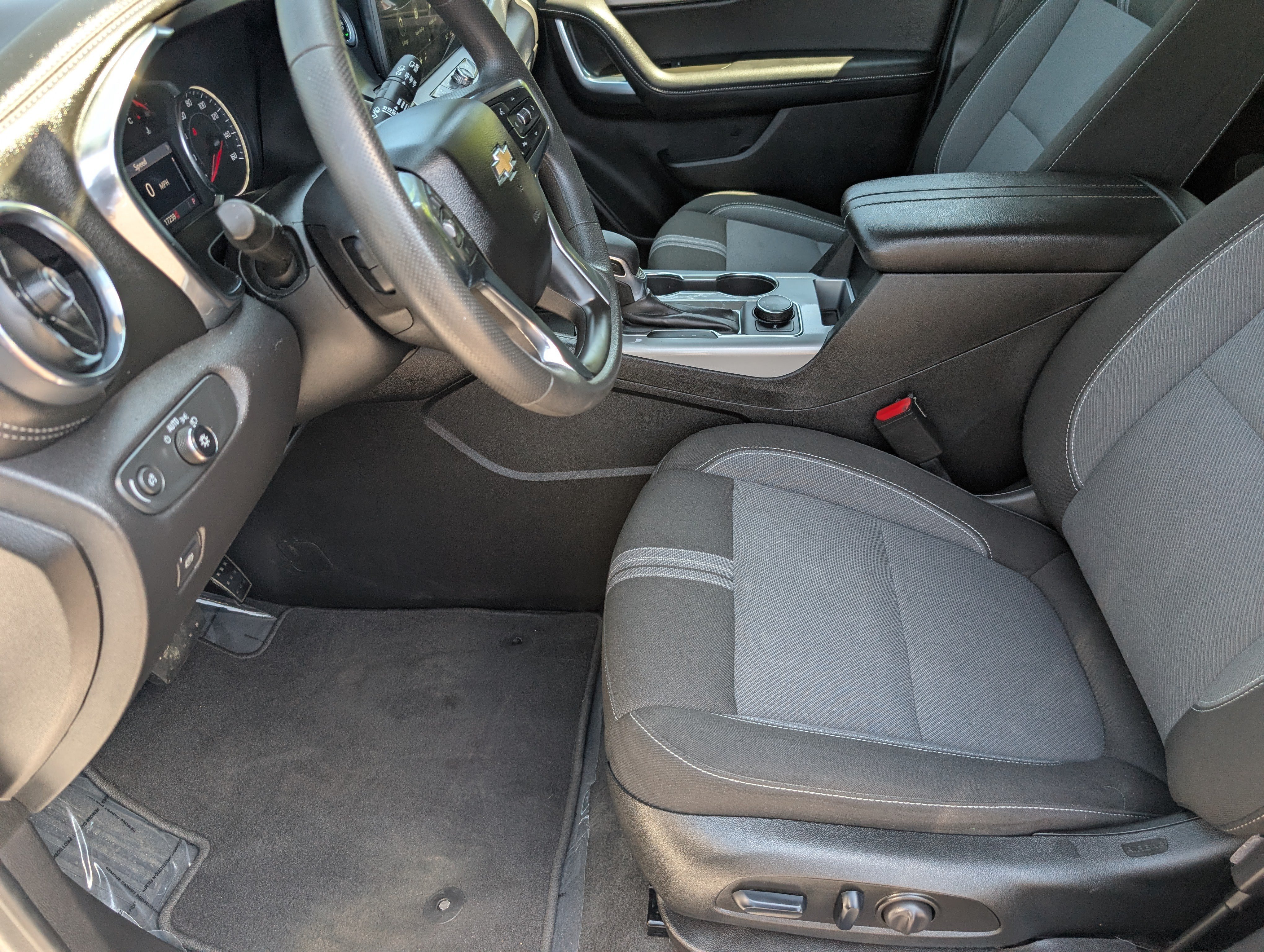 Used 2024 Summit White Chevrolet LT image 9