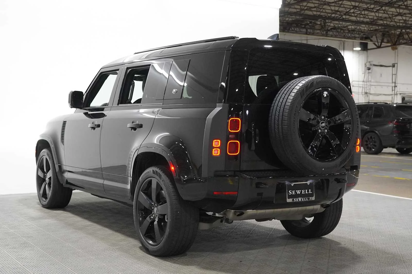 Used 2024 Santorini Black Metallic Land Rover X-Dynamic SE image 5