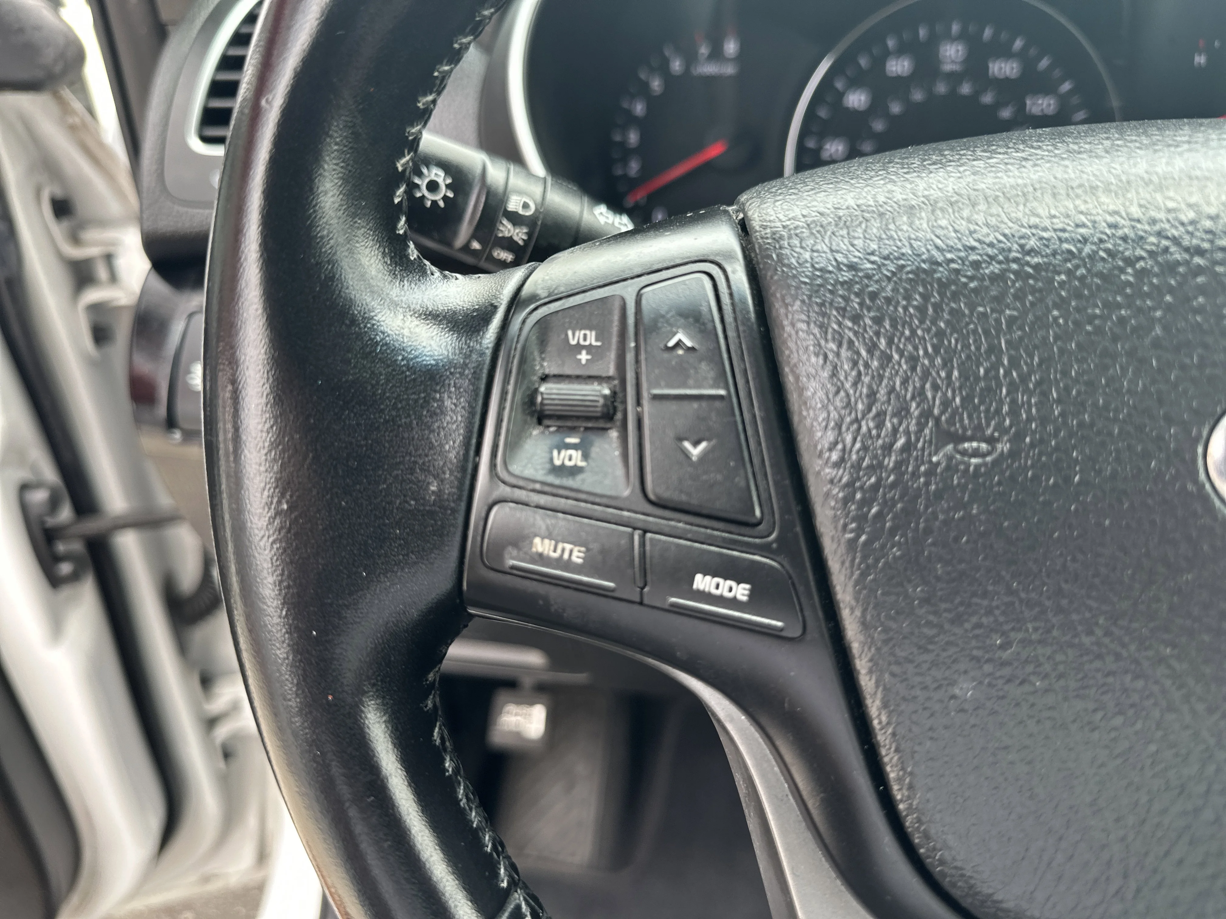 Used 2015 Snow White Pearl Kia LX image 13