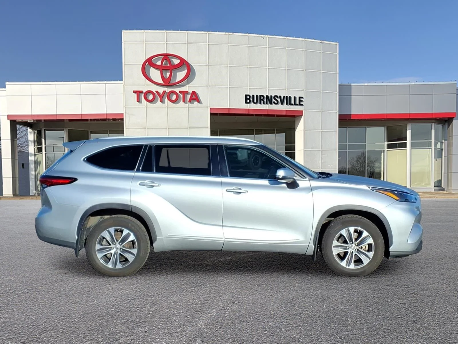 Used 2022 Toyota Highlander XLE with VIN 5TDGZRBH0NS562139 for sale in Burnsville, Minnesota