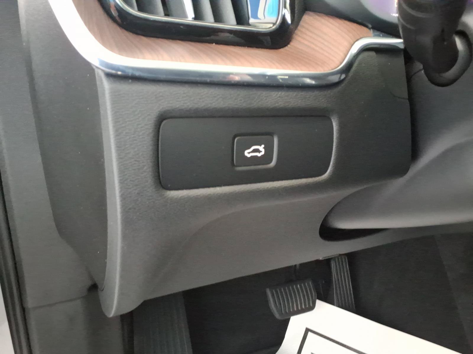Used 2024 Silver Dawn Metallic Volvo Plus Dark Theme image 21