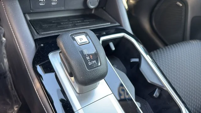 Used 2025  Mitsubishi ES image 27