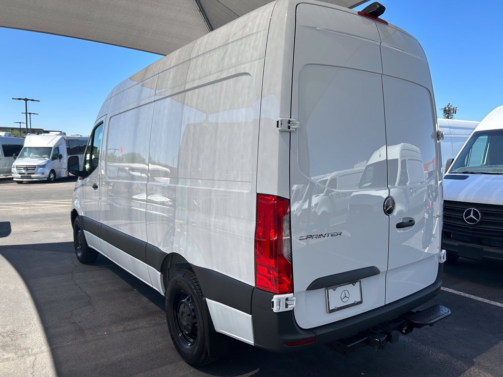Used 2023  Mercedes-Benz Cargo 144 WB image 14
