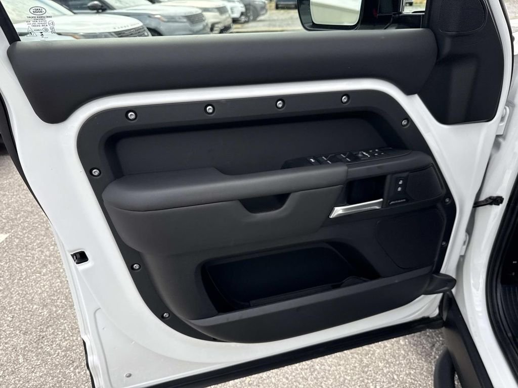 2025 Land Rover Defender S - Photo 19