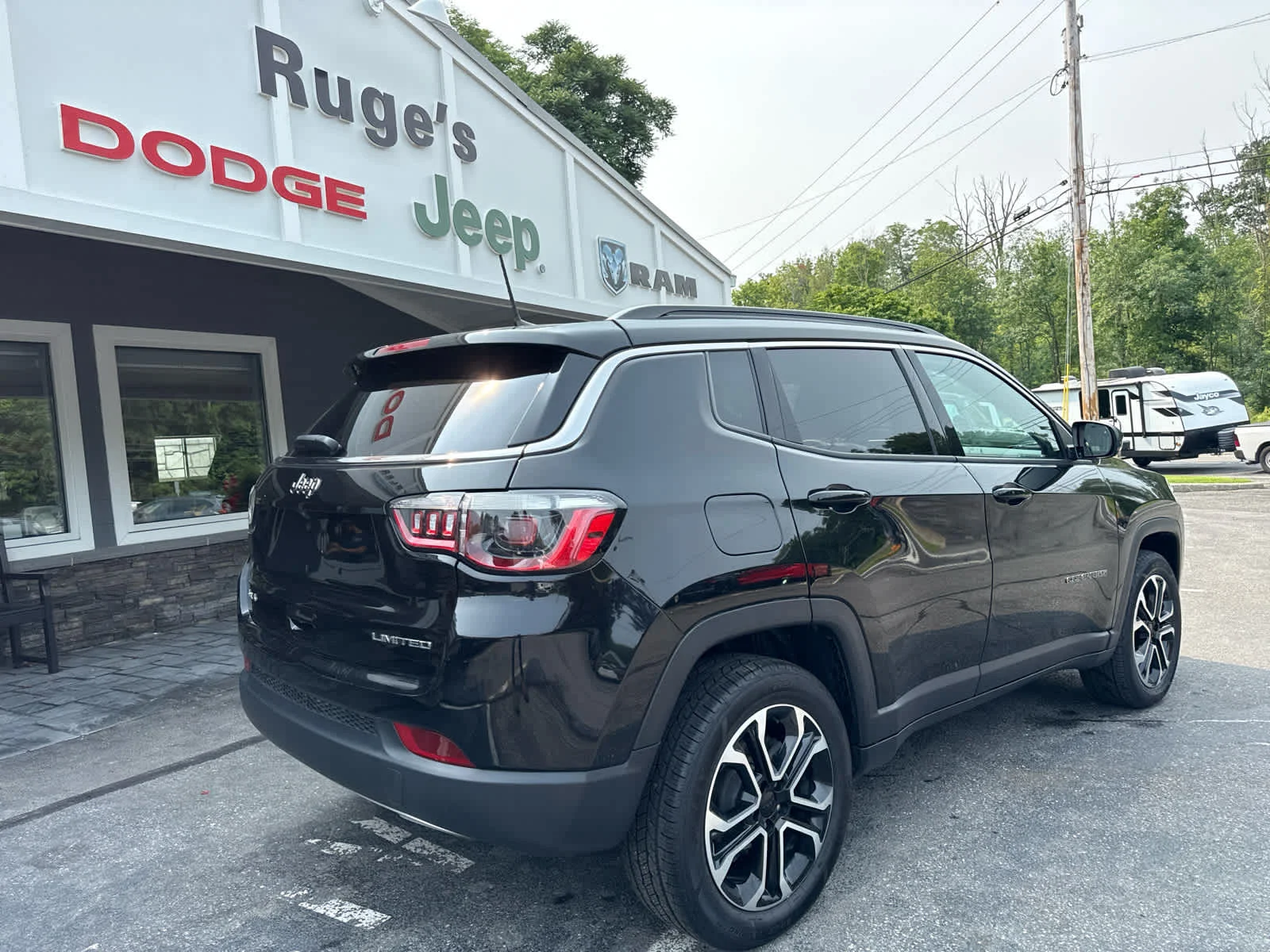 Used 2023 Diamond Black Crystal Pearlcoat Jeep Limited image 3