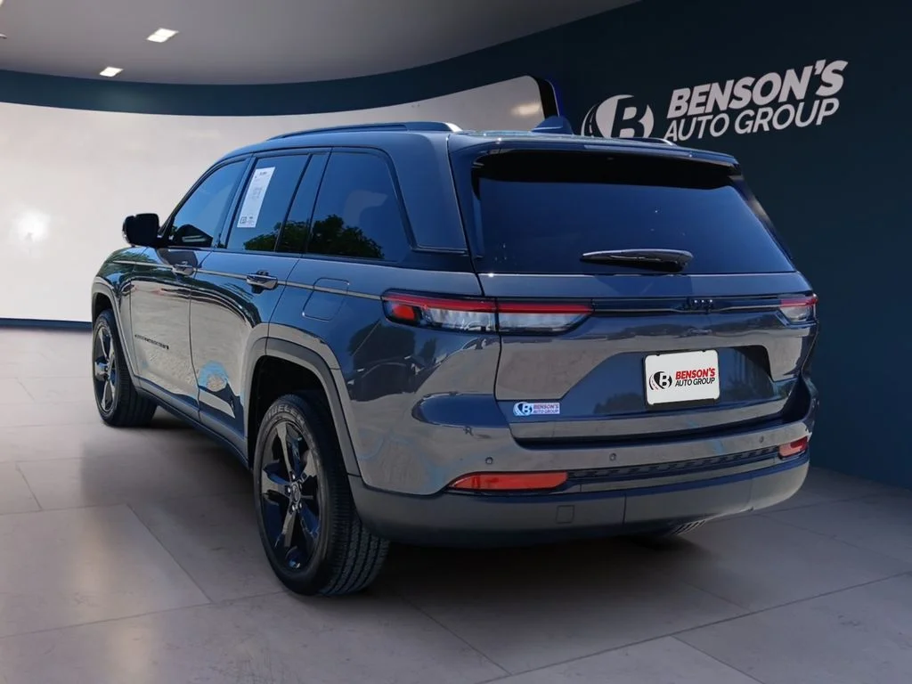 Used 2025 Gray Jeep Altitude X image 3