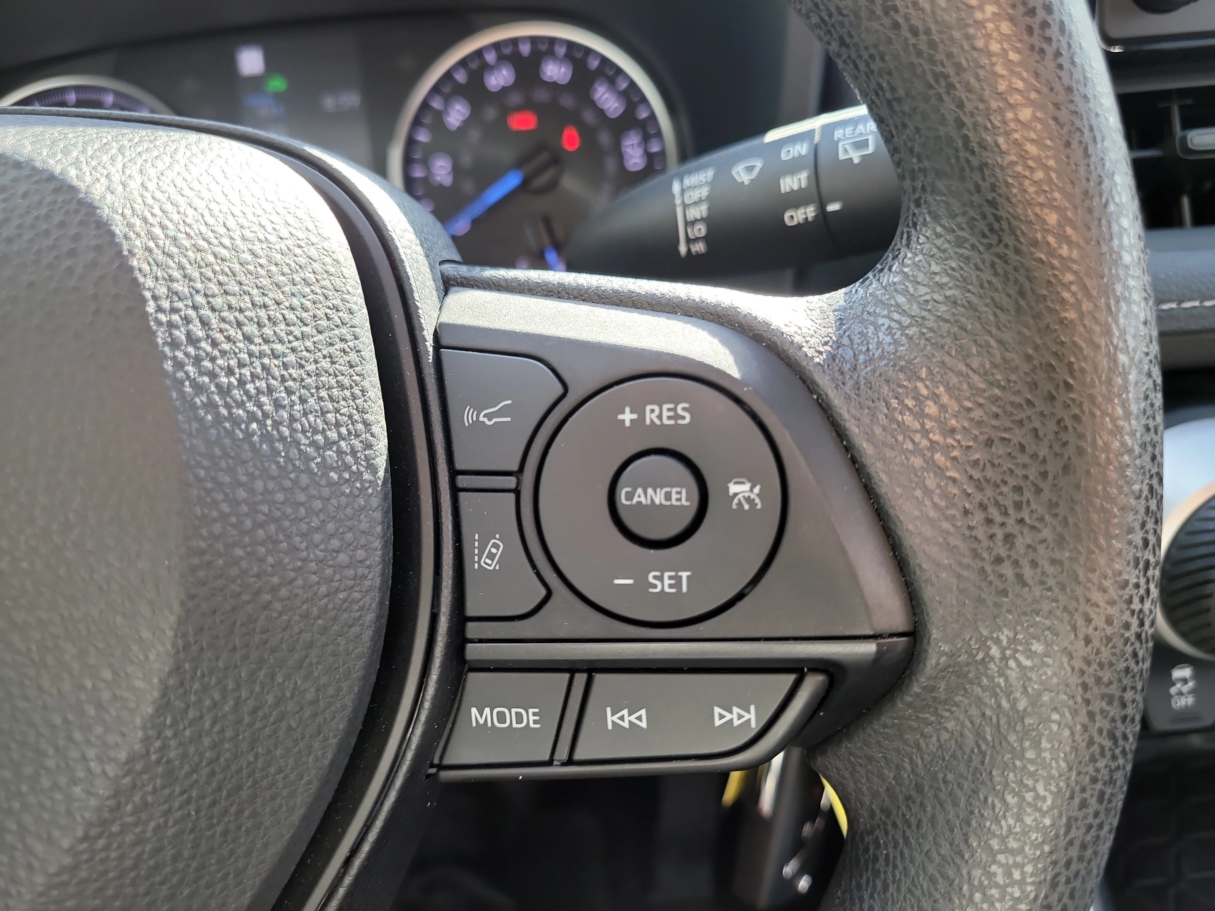 Used 2022 White Toyota Hybrid LE image 28