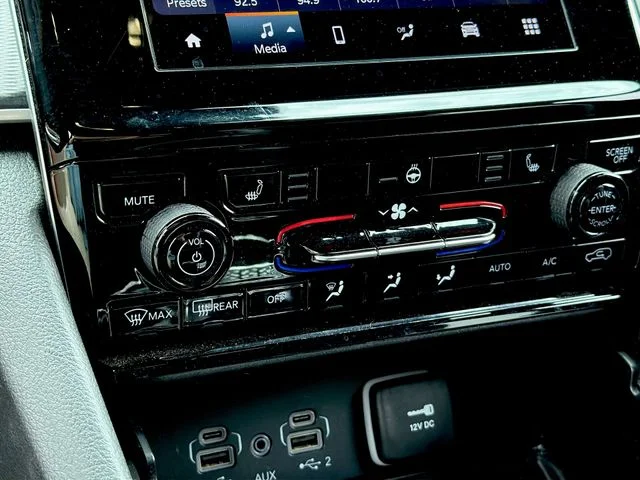Used 2023 White/off-white Jeep Altitude X image 27