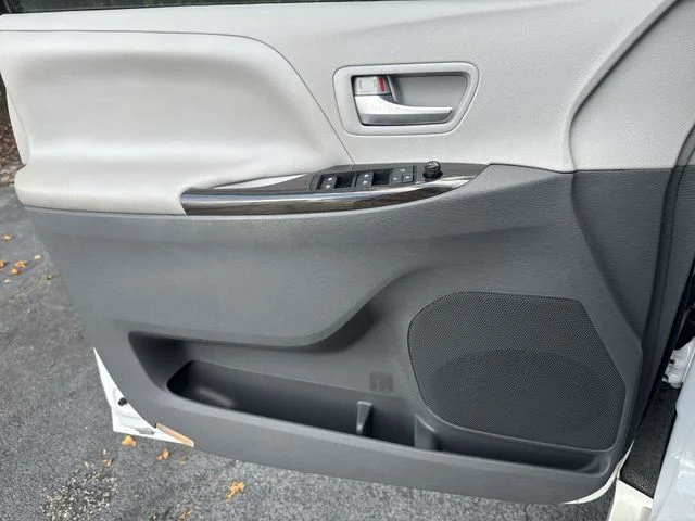 Used 2018 White Toyota XLE image 29