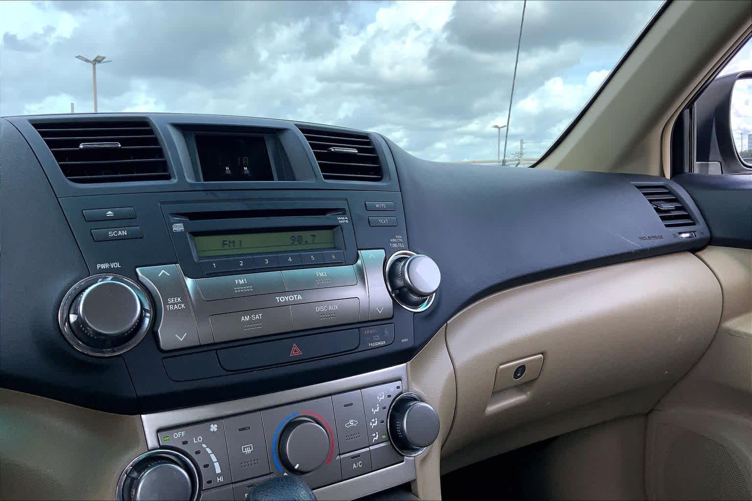 Used 2012 Blizzard Pearl Toyota  image 34