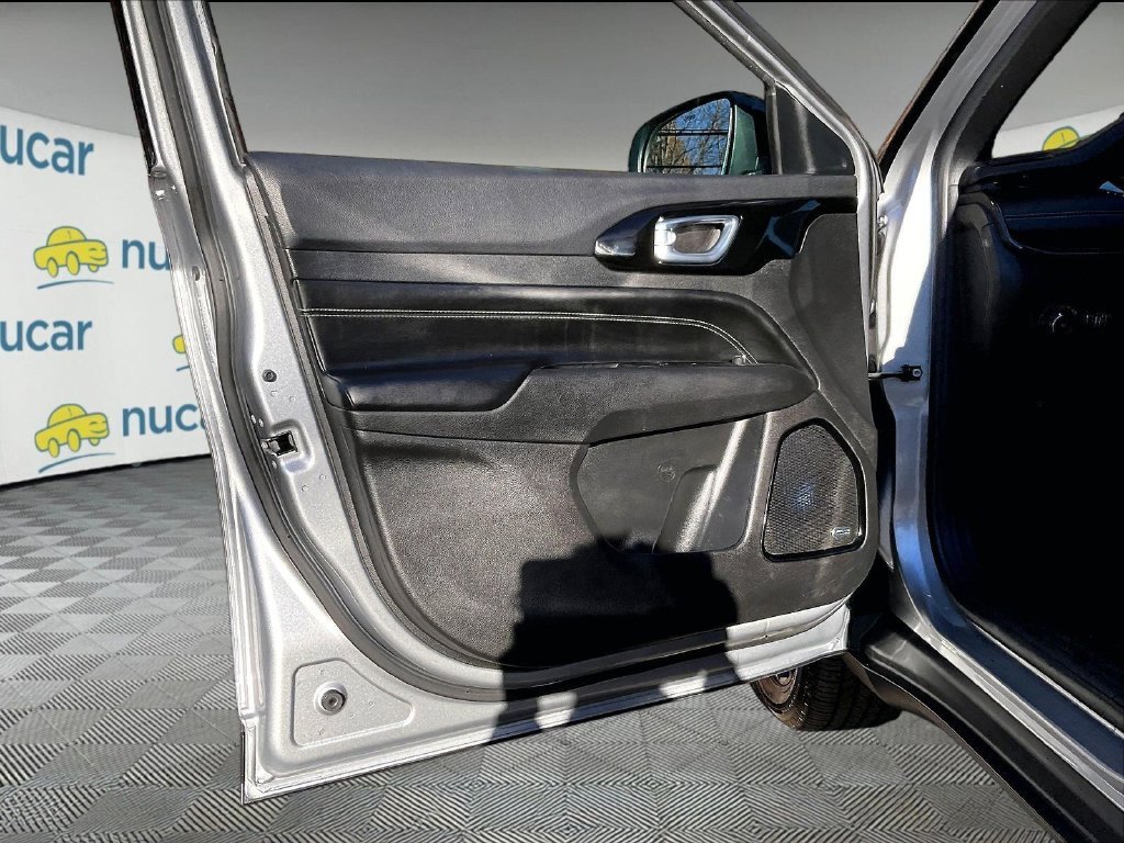 Used 2022 Silver Jeep Latitude image 9