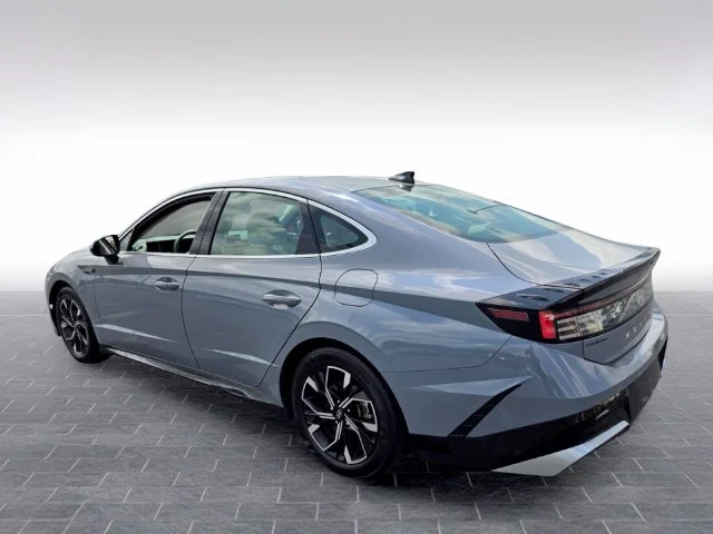 Used 2025 Blue Hyundai SEL image 5