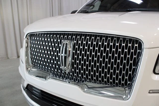 Used 2019 White Lincoln Reserve image 33