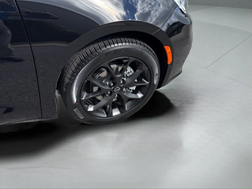 New 2026 Diamond Black Crystal Pearl-Coat Exterior Paint Chrysler Select image 28