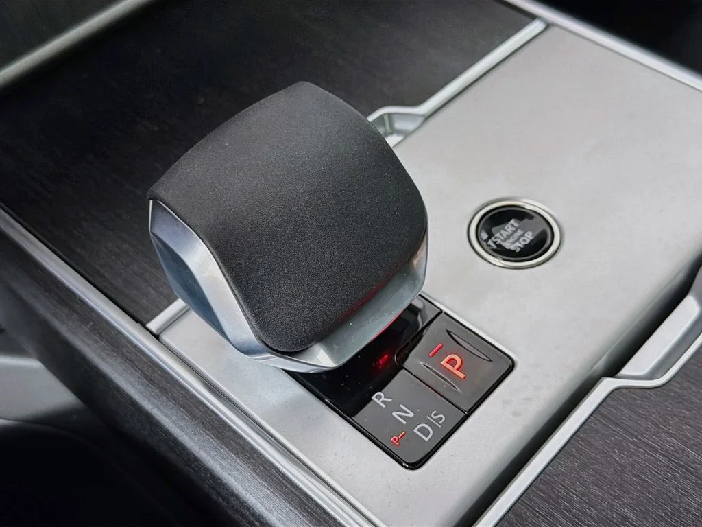 New 2026 Eiger Grey Land Rover SE image 17