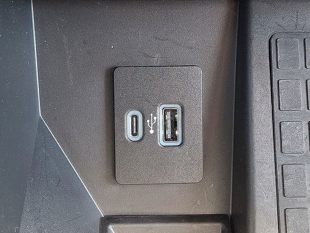 Used 2022 Black Metallic Ford Lariat image 26