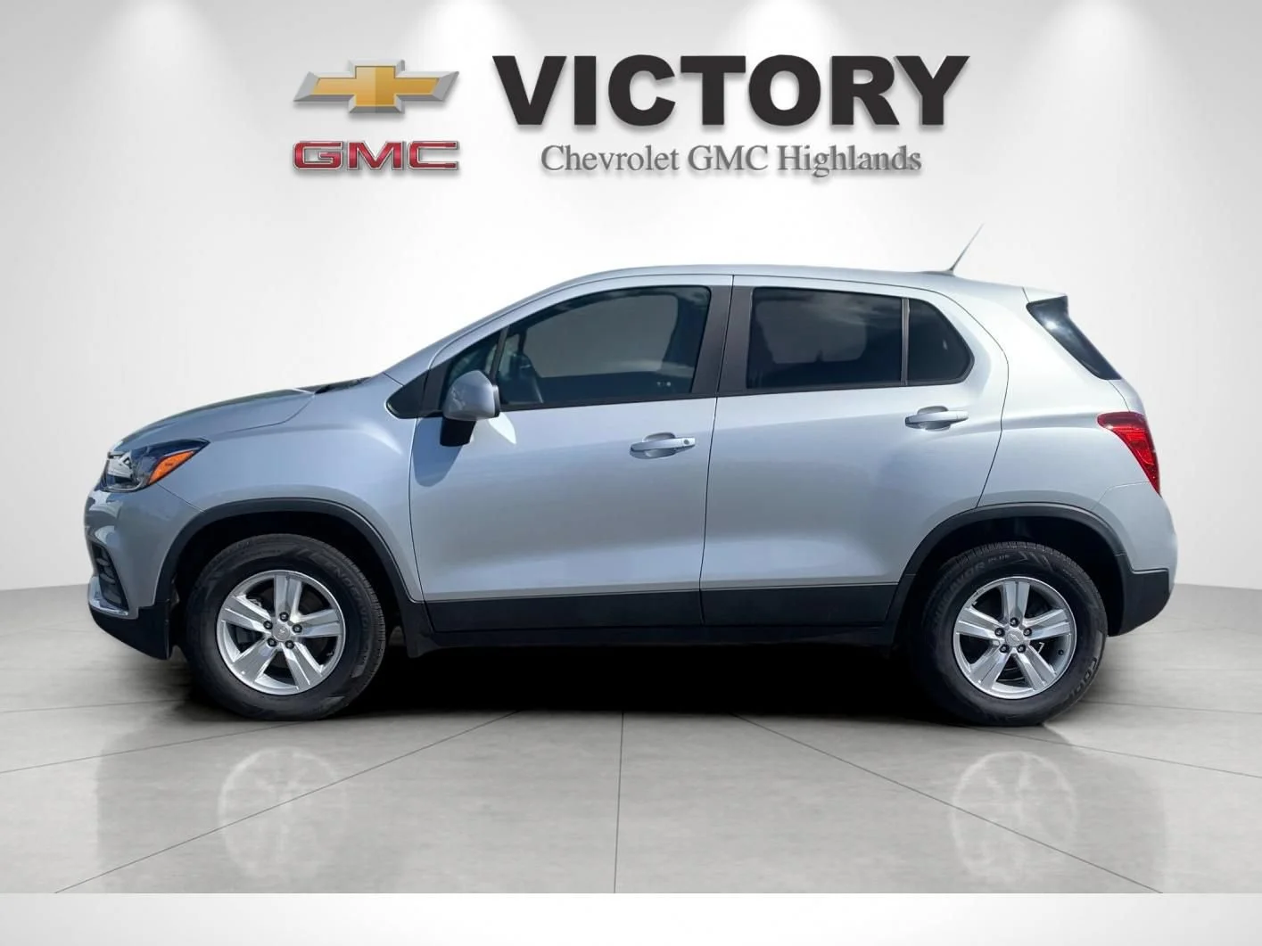 Used 2022 Silver Ice Metallic Chevrolet LS image 6