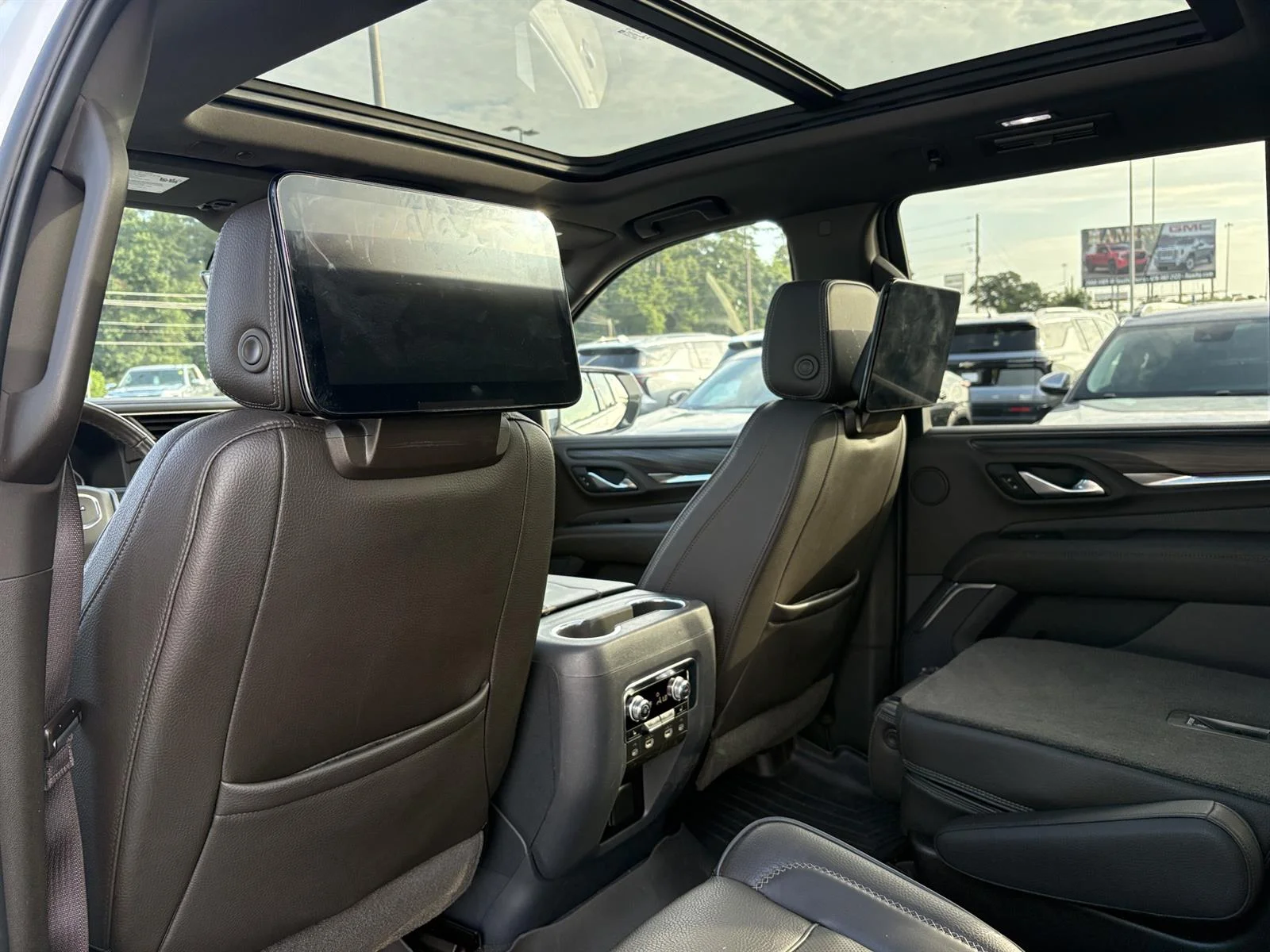 Used 2021 WHITE FROST TRICOAT GMC Denali image 29