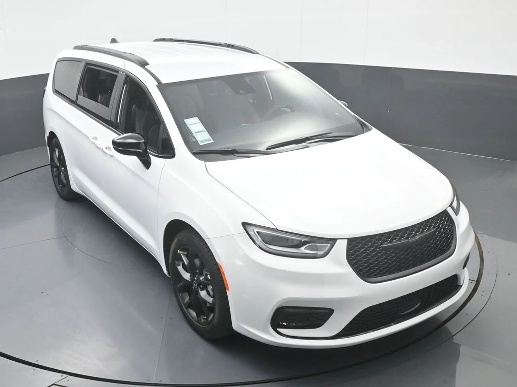 New 2026 Bright White Clear-Coat Exterior Paint Chrysler Select image 53