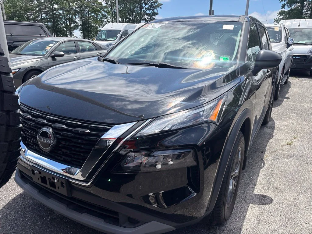 Used 2023 Black Nissan S image 3