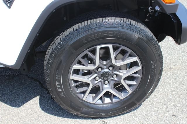 Used 2025 White Jeep Sahara image 35