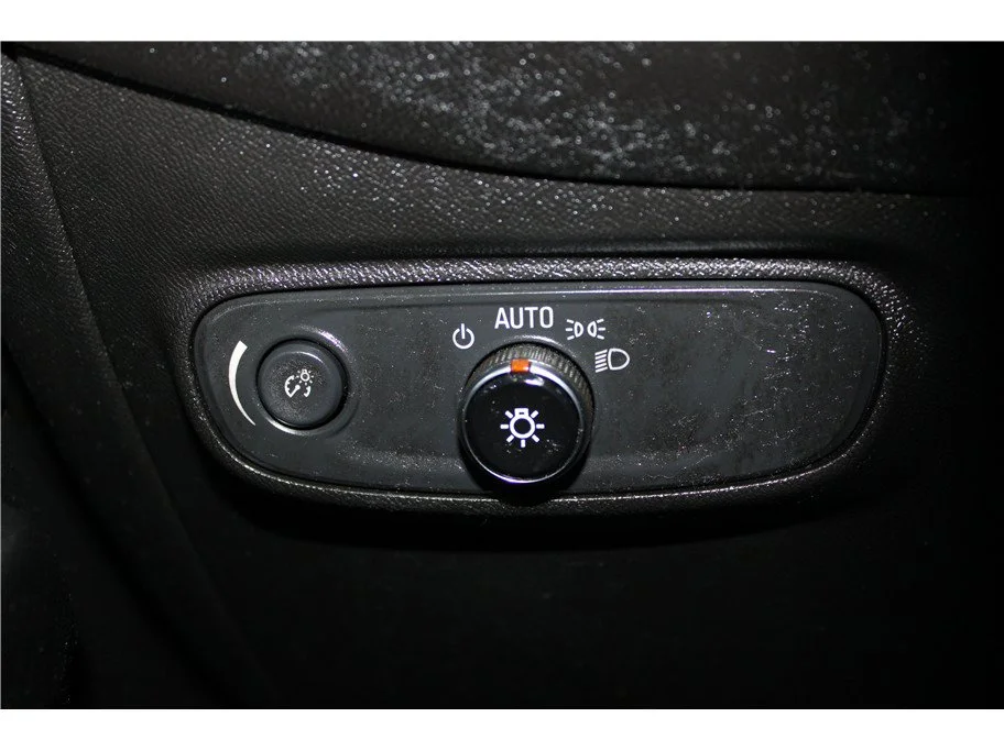 Used 2018 Silver Ice Metallic Chevrolet LT image 27
